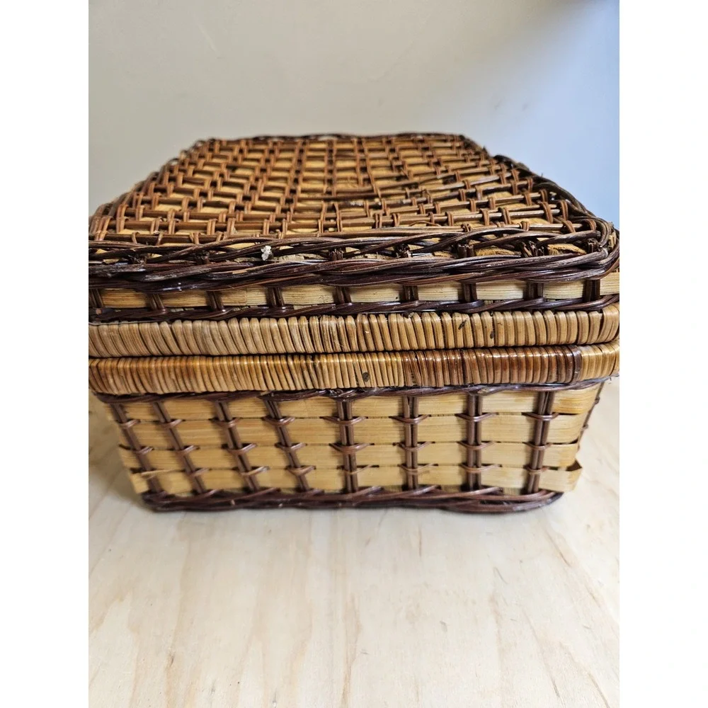 Elizabeth Arden Wicker Picnic Basket Set 4 Plates Tumblers Flatware Napkins Vtg